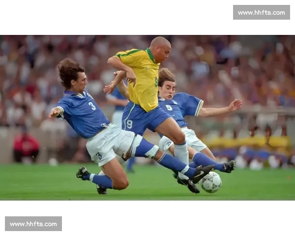 从防守到进攻的关键瞬间解析足球铲球技术与战术价值实战应用思维 从防守到进攻的关键瞬间解析足球铲球技术与战术价值实战应用思维